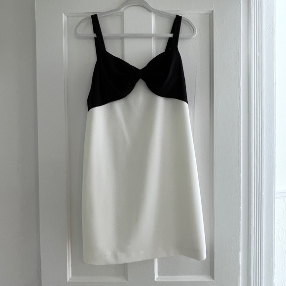 Chanel inspired bow, detailed cocktail dress. - Picture 2 of 6